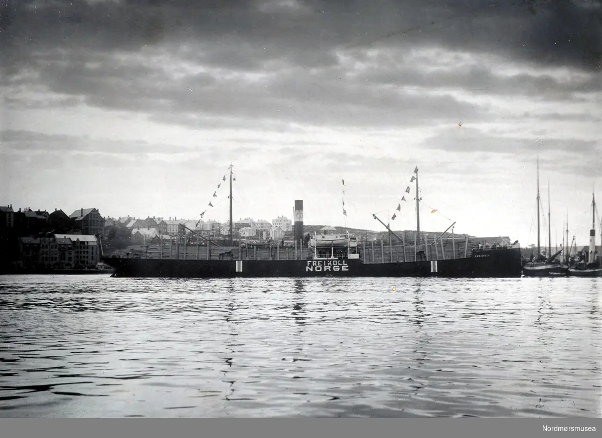 Ds”freikoll” Ex ”bjørn” På Kristiansund Havn Med Trelast Og Med Signalflaggene Oppe Og Det 