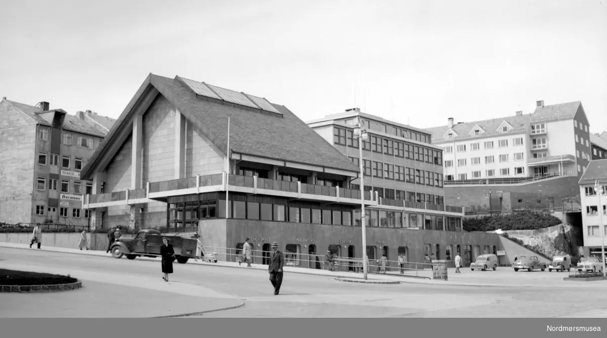 Kristiansunds rådhus i Kaibakken 2. Plassen nedenfor rådhuset som var Fisketorget og Tollbua har nå blitt til Rådhusplassen. Rådhuset ble ferdig oppført i 1953, og arkitektene bak bygget var Molle og Per Cappelen, som vant konkuransen om oppføringen av rådhuset i 1947, med omkamp-konkuranse i 1948. Entreprenørene var Aasprong og Svendsvik, og bygget er reist på armert betong i to volumer: En kontorfløy og en bystyresal, med det hele på en sokkeletasje. Byvåpenet utenfor Bystyresalen var med på arkitektyenes tegninger, men kom på plass først ved byjulileet 1992. Nordmøre Museum.
