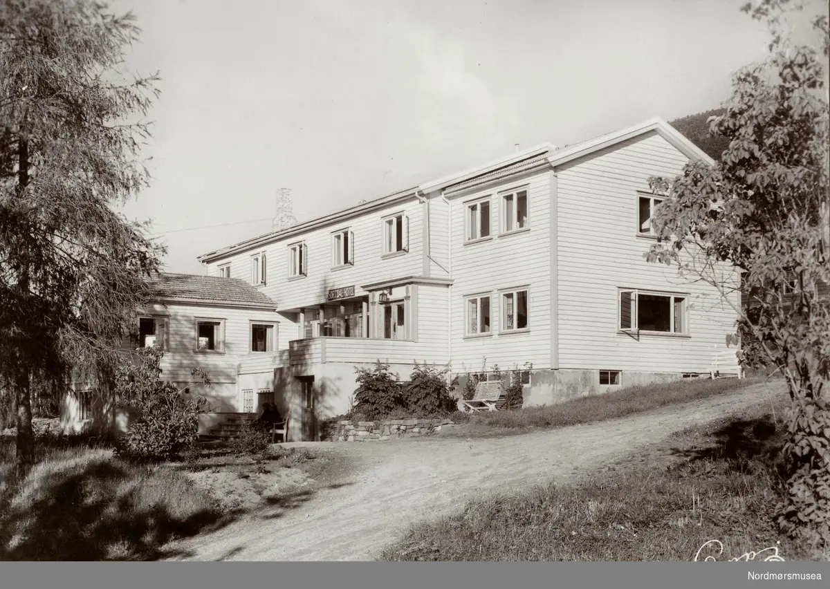 Postkort "10/46" med eksteriørmotiv fra Sortdal Hotell i Tingvoll kommune. Kan muligens dateres til 13/4-1950 etter påført dato på baksiden. Utgitt av Eberh. B. Oppi A/S. Fra Nordmøre Museums fotosamlinger.