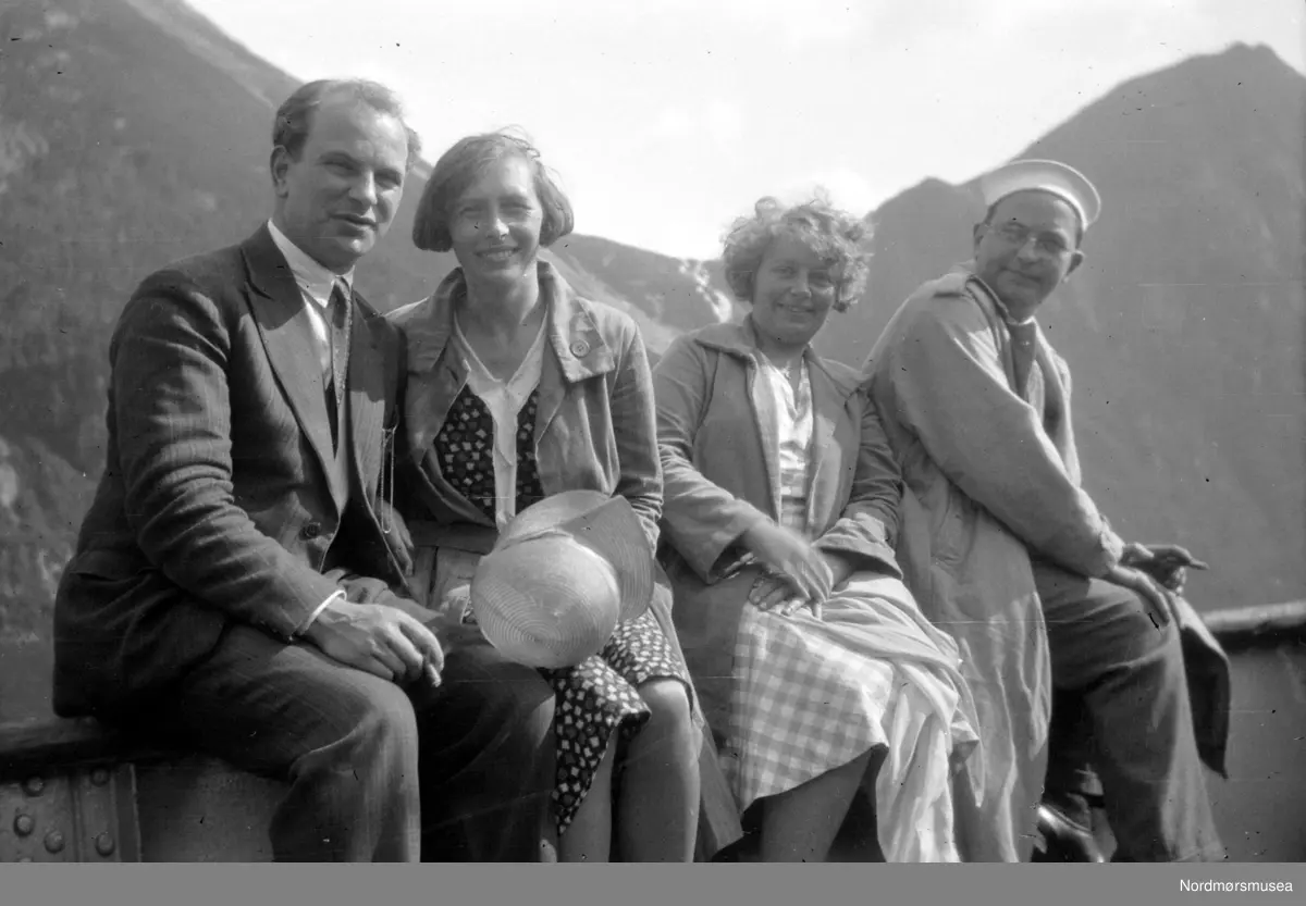 Gruppefoto, hvor vi trolig ser Kaare Sverdrup ytterst til venstre og ...