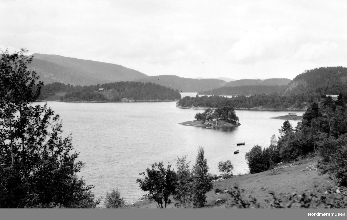Foto fra Straumsnes, Karihavet,
 i Tingvoll kommune. Her med motiv fra fjord og holmer, med naturen som bakgrunn. Fotograf er trolig Georg Sverdrup, og datering er sannsynligvis fra perioden 1930 til 1939. Fra Nordmøre Museums fotosamlinger.
