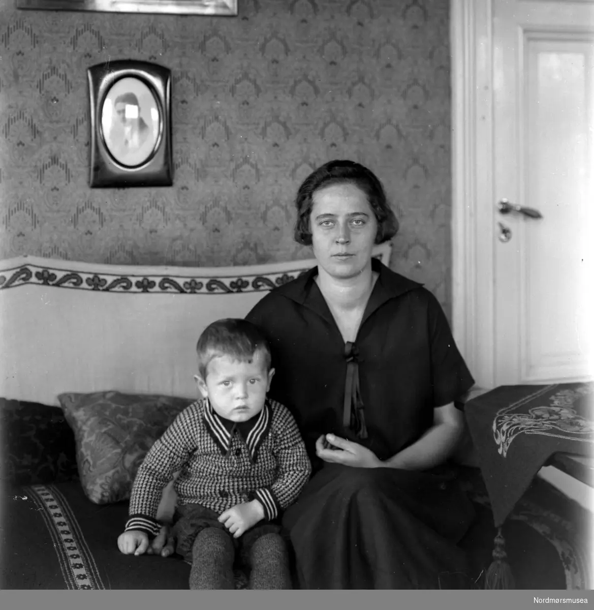 Foto muligens av Signe Sverdrup (sammenliknet med KMb-1987-005.4157), født Megaard og trolig hennes sønn.Kan det være Henrik Sverdrup? Fra Nordmøre museums fotosamlinger.
