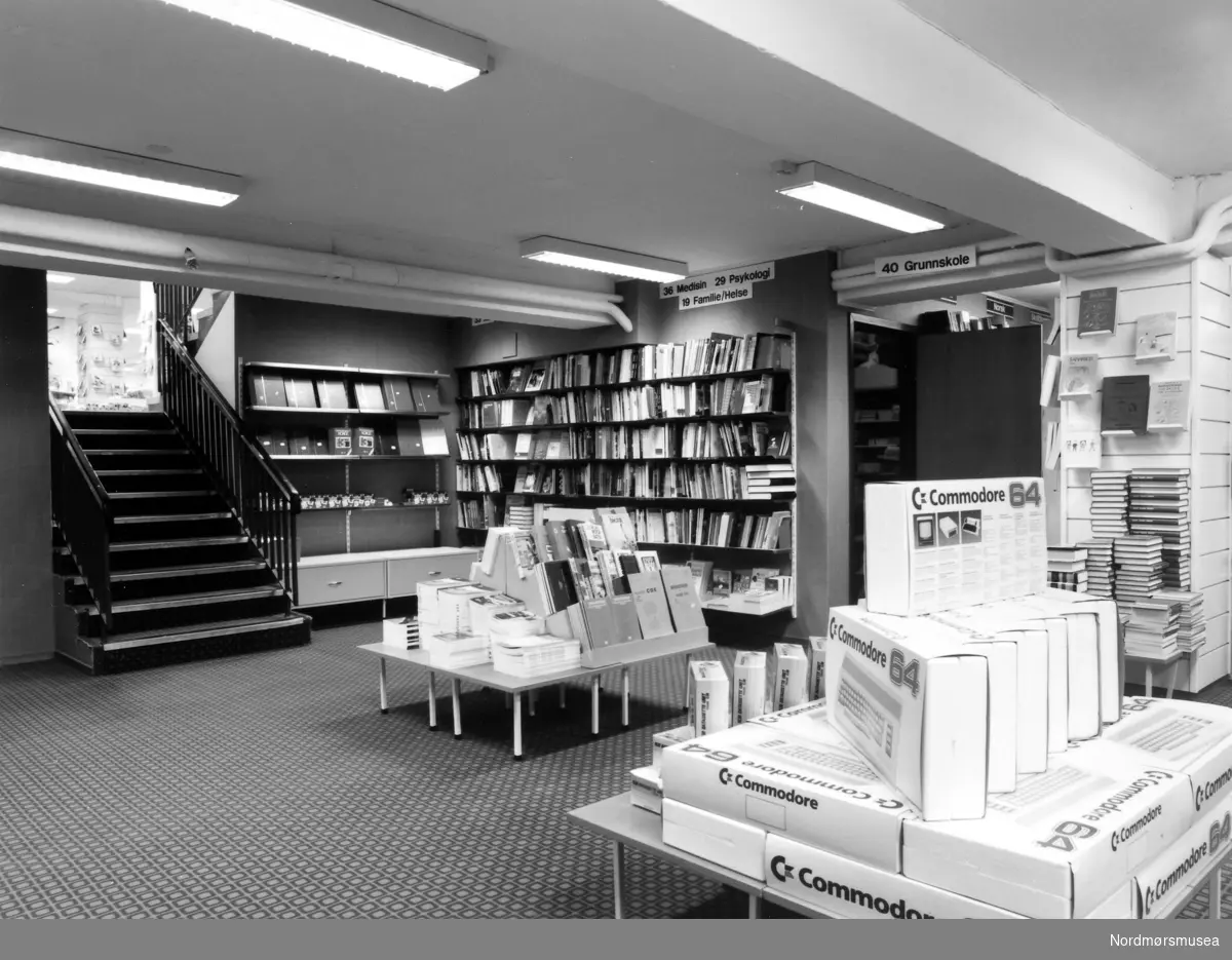 Foto fra Sverdrups bokhandel i Nedre Enggate 5/7, og med hovedinngang fra Kaibakken på Kirkelandet i Kristiansund. Datering er trolig 12. februar 1988. De selger Commodore64. data, IT. Fra Nordmøre Museums fotosamlinger.