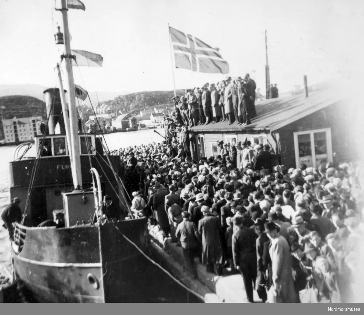 Nordmørskaia, "Devoldholmen", 17.mai 1945, folkemengde, båt, kai, Fra Nordmøre Museum sin fotosamling.