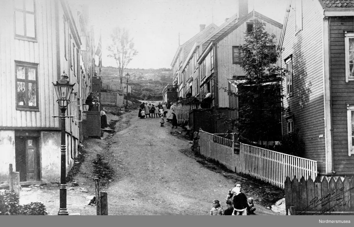 Foto fra Lossiusgården på Innlandet i Kristiansund. Datering er trolig omkring 1902-1920. Fra Nordmøre Museums fotosamlinger.
