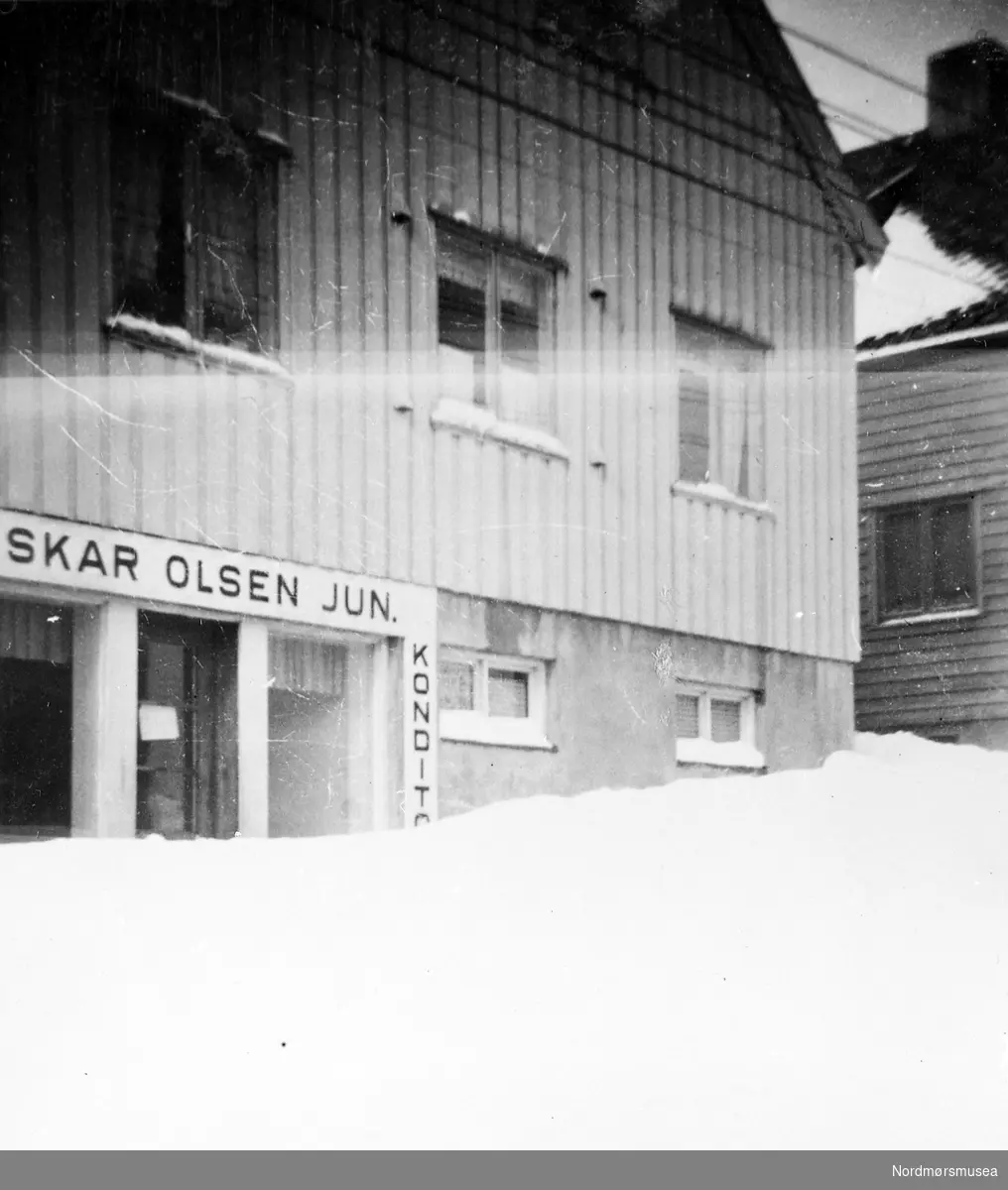 Oskar Olsen konditori, Tollåsenga? Fra Nordmøre Museum sin fotosamling.