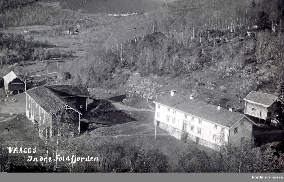 Postkort: ";Vaagos. Indre foldfjorden"; Foto trolig fra Vaagos gård i indre foldfjord i Aure kommune. Fra Nordmøre Museums fotosamling. reg: EFR
