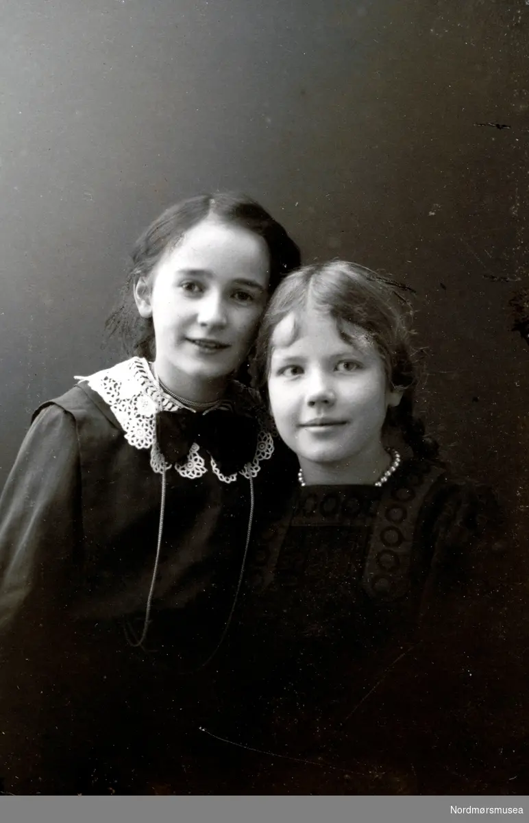 Portrett av to unge jenter. Fra Nordmøre museums fotosamlinger. /Reg:EFR2013/
