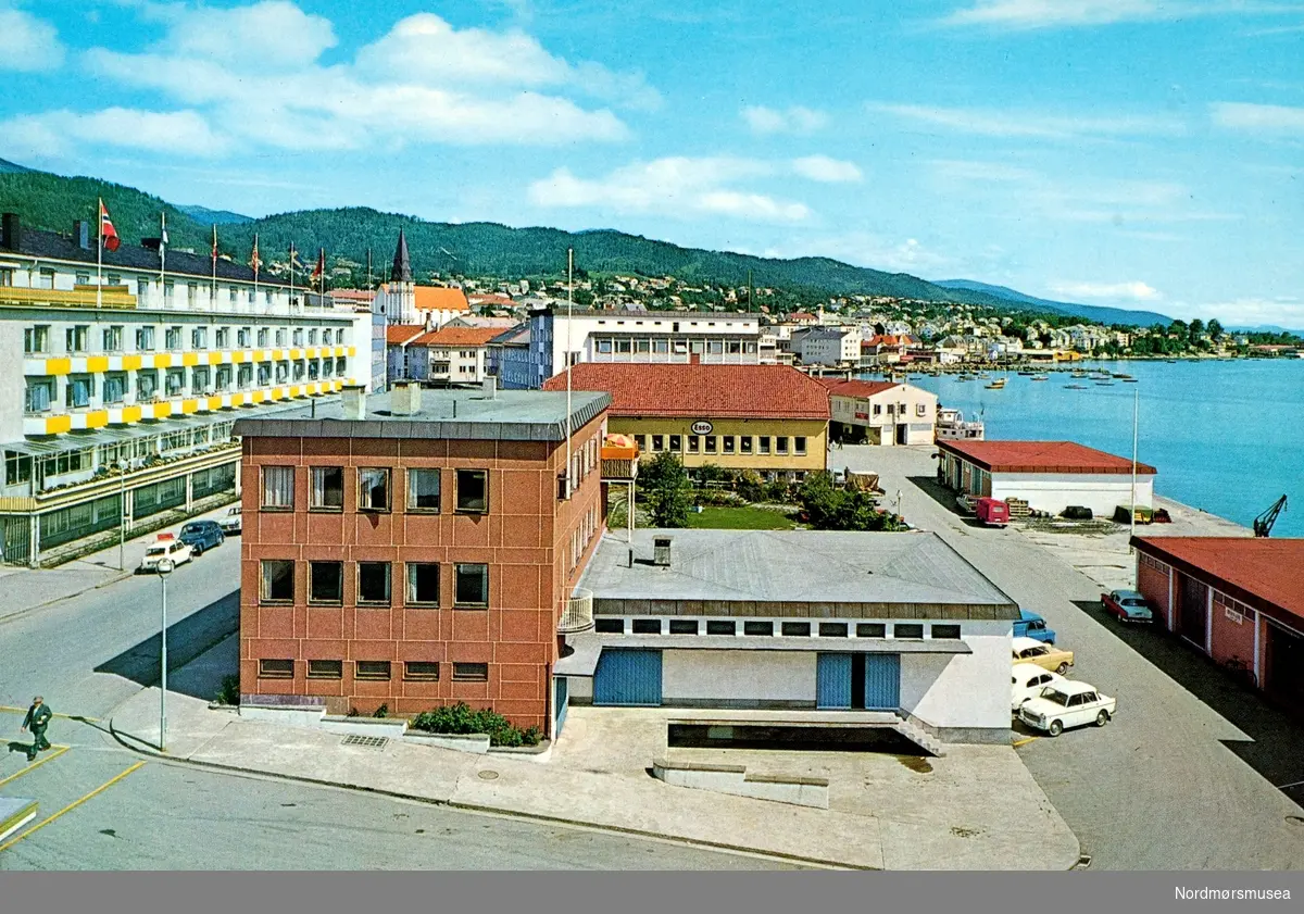 Postkort ";1893/25"; med motiv fra Molde sentrum, hvor det gule/hvite bygget til venstre er Alexandra hotell. Kortet er utgitt av Mittet &amp; Co. A/S. Fra Nordmøre Museums fotosamlinger. Reg: EFR 

