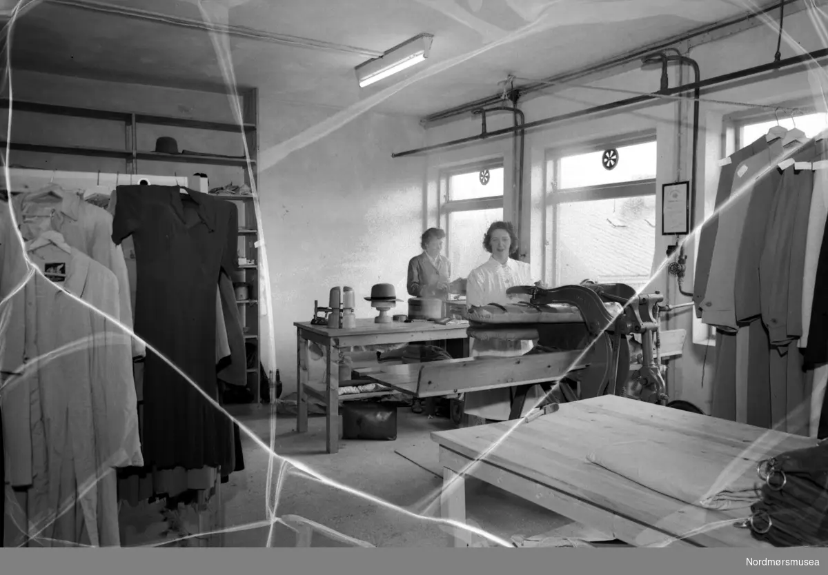 Foto fra Møre Kjemiske renseri og vaskeri. Datering er trolig omkring 1950-1955. Fra Nordmøre Museums fotosamlinger, Williamsarkivet. EFR2015