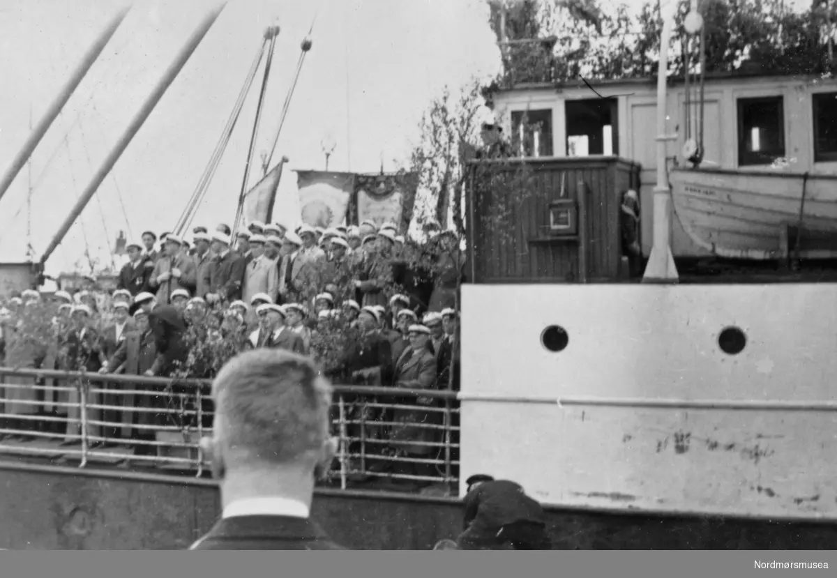 Mannskoret Varden samlet på et skip på Kirkelandet i Kristiansund. Datering er ukjent, men trolig like etter krigen. Fra Nordmøre museums fotosamlinger. EFR2015
