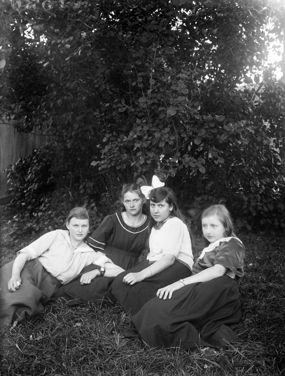 Ella Eriksson, Elsa Alström, Rut Anderson och Helga Melberg, Uppland 1919