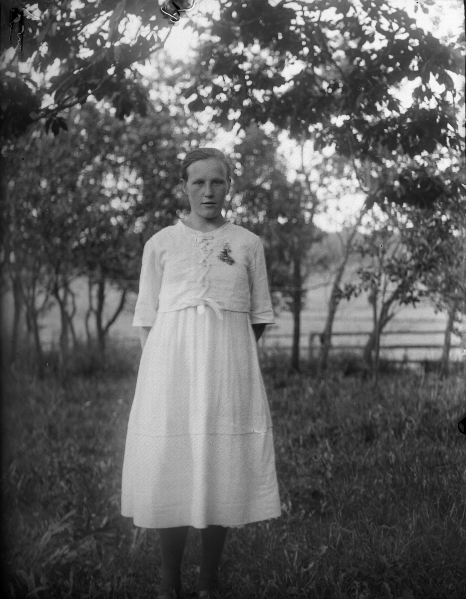 Hilda Södergren i trädgården i Sävasta, Altuna socken, Uppland 1920