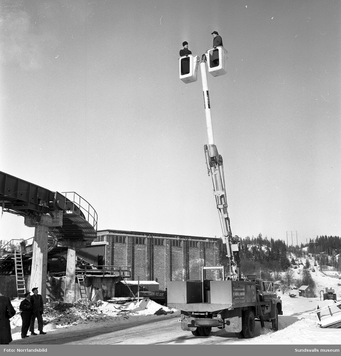 Skyworker, Pole King, en amerikans hydraulisk lyft som demonstreras av Sundsvalls verkstäder. Bilderna är tagna i bland annat Högom, där gammal bebyggelse syns i bakgrunden. En av bilderna är fotograferad i hamnen upp mot Skönsberg.