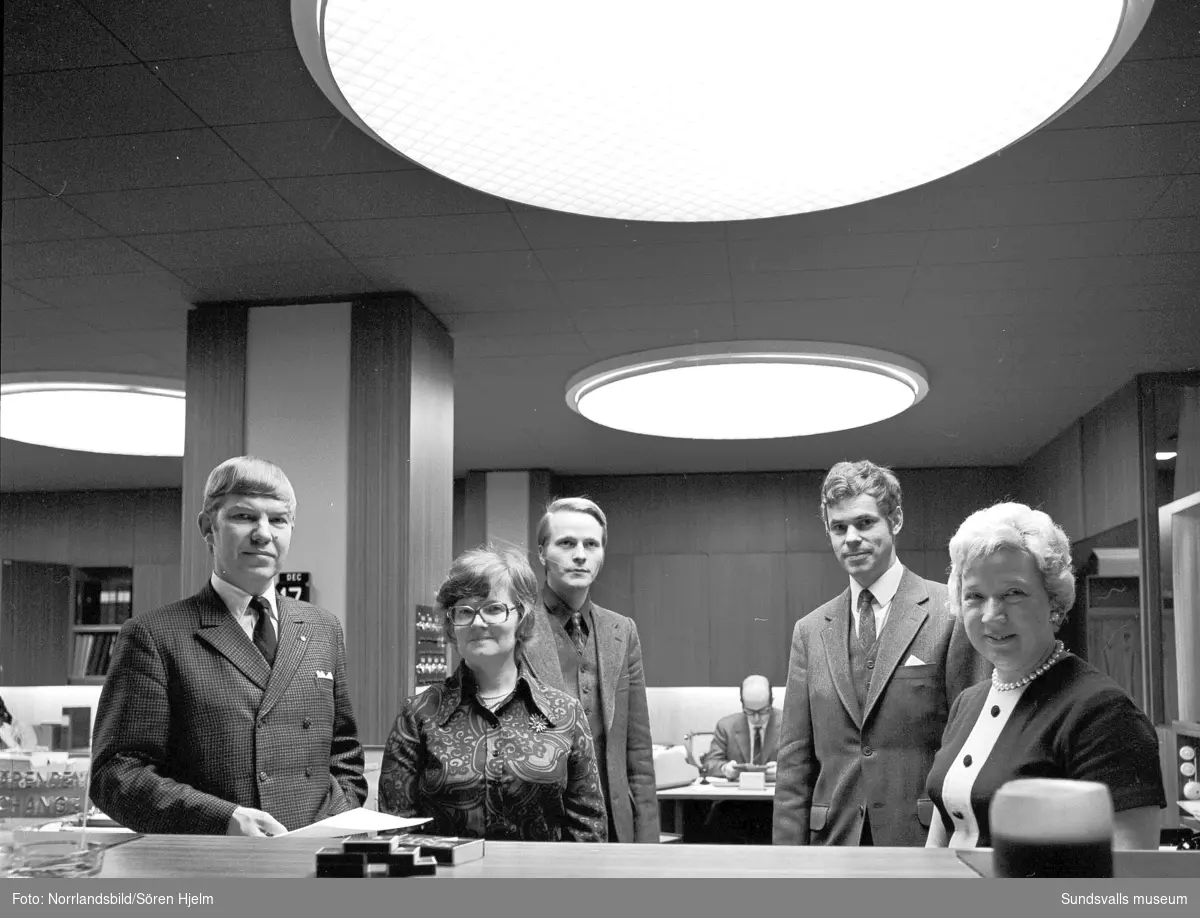 Interiörbild med personal vid Skandinaviska banken.