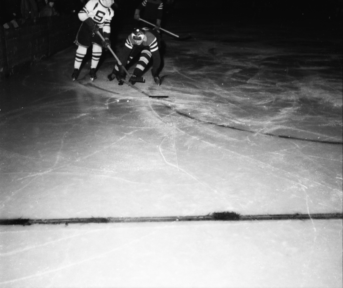 Vardens arkiv. "Ishockey landskamp. Norge C - Sverige C på Sportsplassen"  30.01.1954