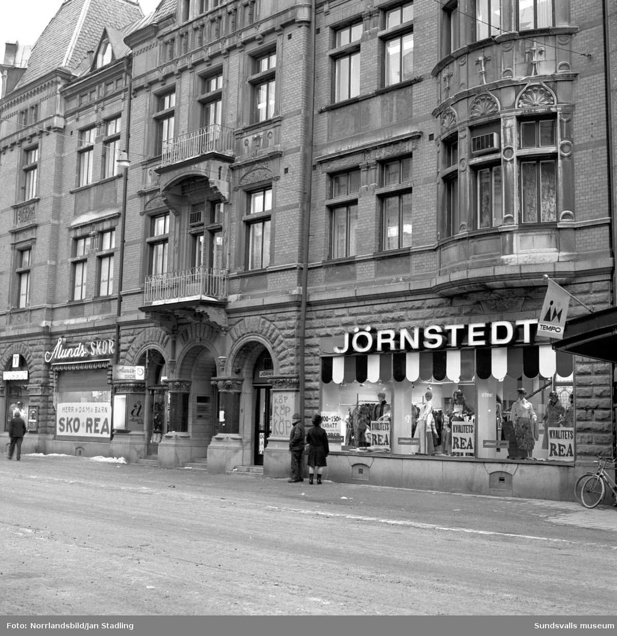 Gatuvy vid Storgatan 34 med butikerna Ålunds skor och Jörnstedt. Bild två är inifrån ett kontor i huset, Skrivbyrån.