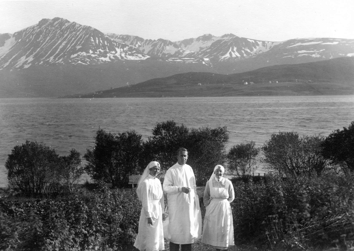 Doktor og sykesøstre utenfor sykestua Heimly på Borkenes.