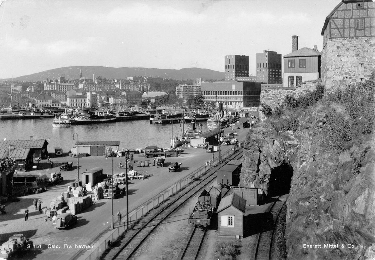 Fra Oslo havn, Pipervika. Havnebanen i forgrunnen, Oslo rådhus i bakgrunnen.
