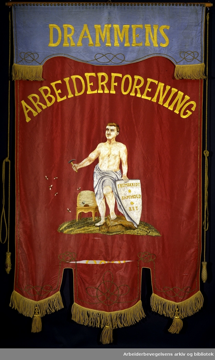 Drammens arbeiderforening.Stiftet 28. september 1868..Forside..Fanetekst: .Drammens Arbeiderforening.Fremskridt Samhold Ret.