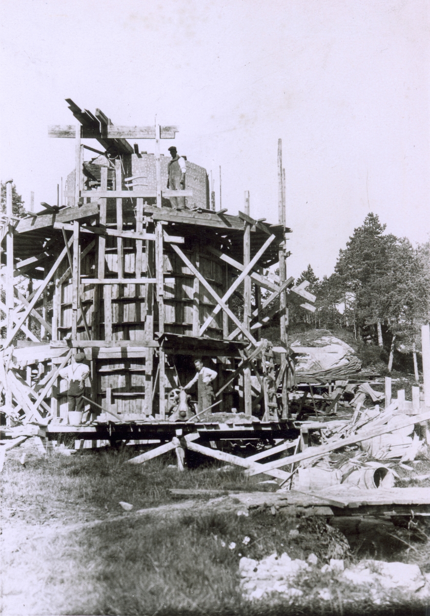 Bygging og montering av standrør. Sannsynligvis 1920 - 1921