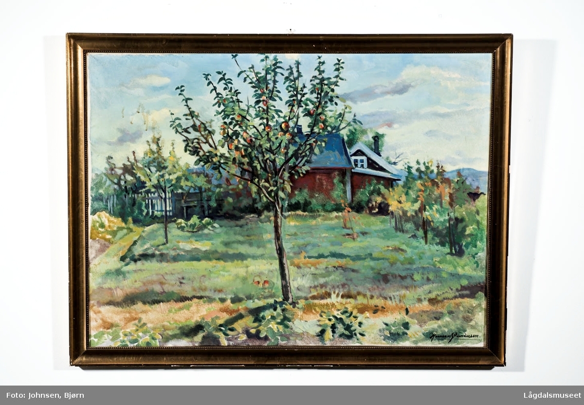 Motivet viser et epletre foran et rødt hus og uthus med hage.