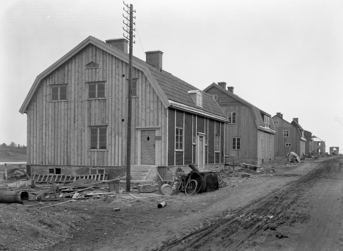 Huset närmast ligger på John Ericssonsgatan 48. Bilden beställdes av herr Magnusson och togs 1921.