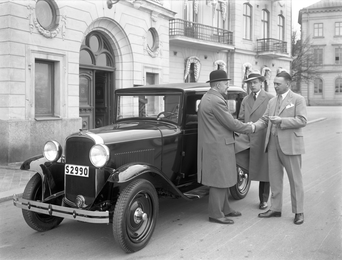 Kan det va så att en ny 6-cylindrig Opel 1,8 liter av 1931-års modell byter ägare utanför Statt på denna bild?