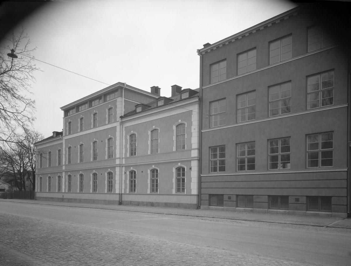 Södra skolan, senare Tingvallaskolan, med tillbyggnad. Skolan byggdes 1872 och var stadens största folkskola tills dess att Herrhagsskolan invigdes år 1906. Båda husen, det nyare byggt runt 1930, revs i början på 1990-talet. Bilden togs 1931.