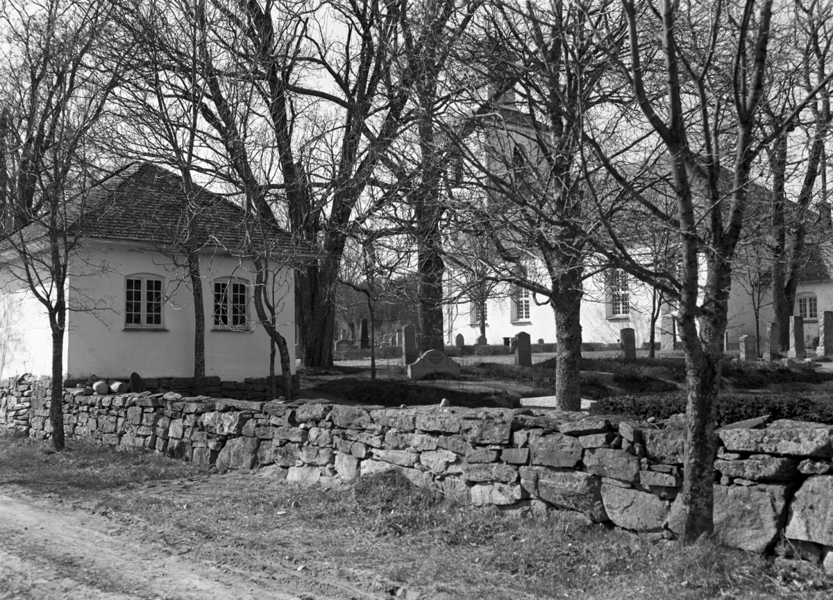 Mangskogs kyrka. 
Gravkoret ritades av arkitekten Ludvig Mattsson 1942.