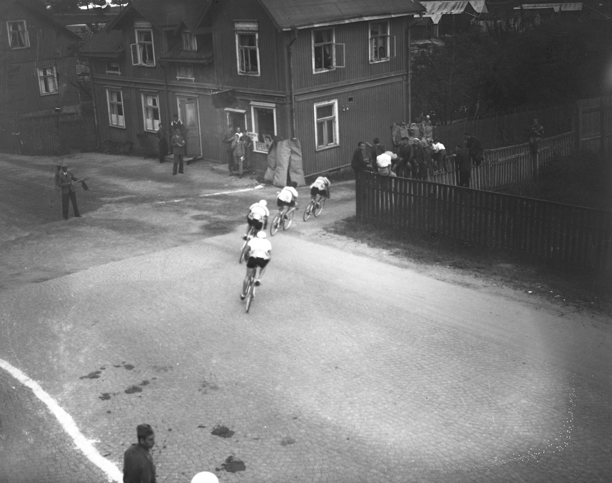 Cykelloppet Herrhagen runt 1942. Täten viker av ner mot Strandvägen.