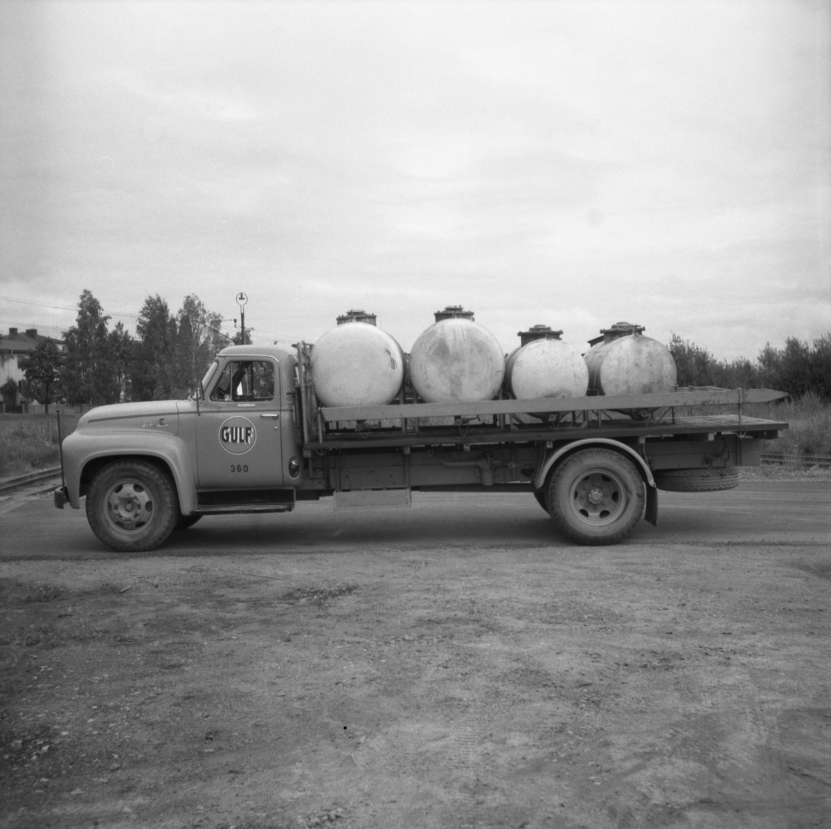 Fordlastbil med petroleumprodukter från Gulf på en bild tagen i september 1956.