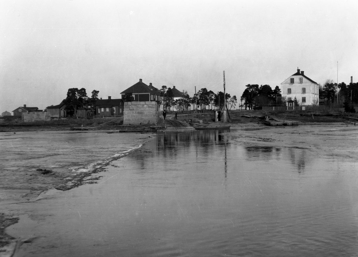 Färjeläget mellan Orrholmen och Tuvan på en bild från början på 1920-talet
