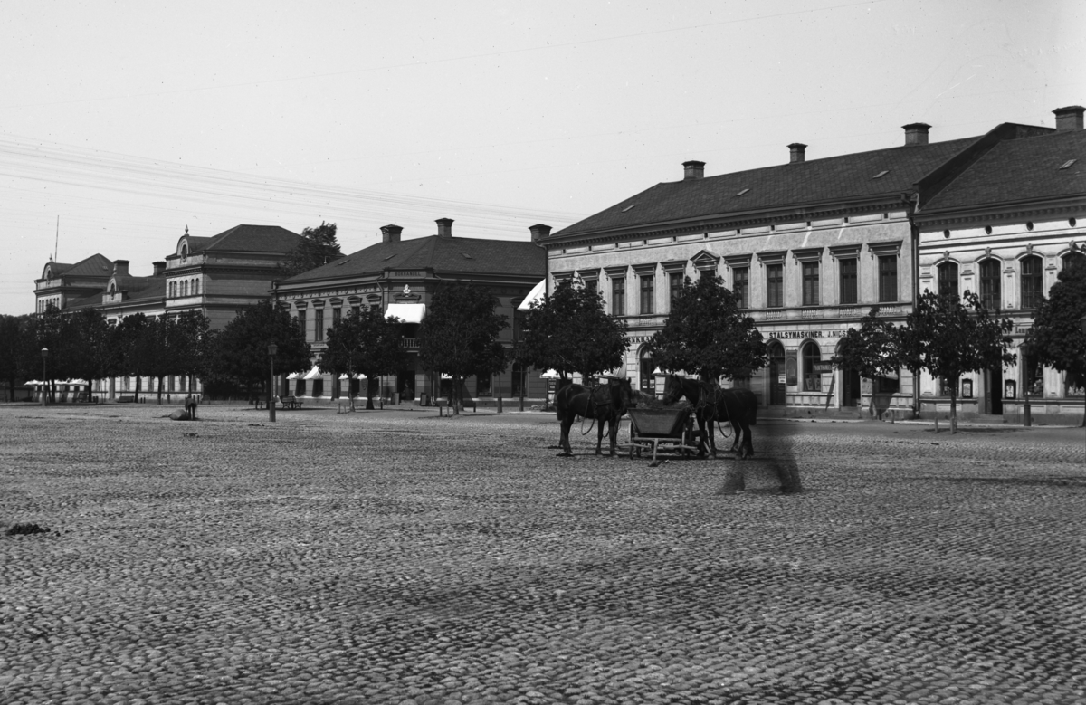 Vy över torget och Kungsgatan ca år 1895.