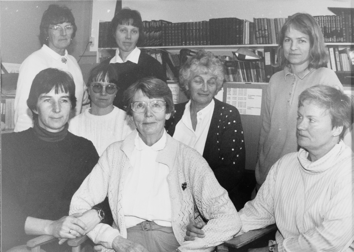 Personalet på Holm skole sammen med rektor Inger Kogstad (i midten foran). Kan være i forbindelse med nedlegging av Holm skole.