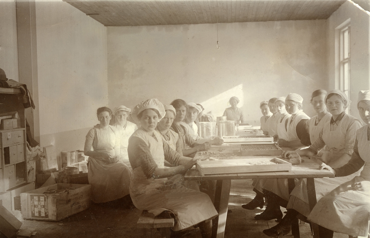 Mellqvists konfektyr, saft- och syltfabrik på en bild från 1918. Verksamheten bedrevs i den fastighet vid Herrhagsparken som senare övertogs av Bergsons textilfabrik år 1925.