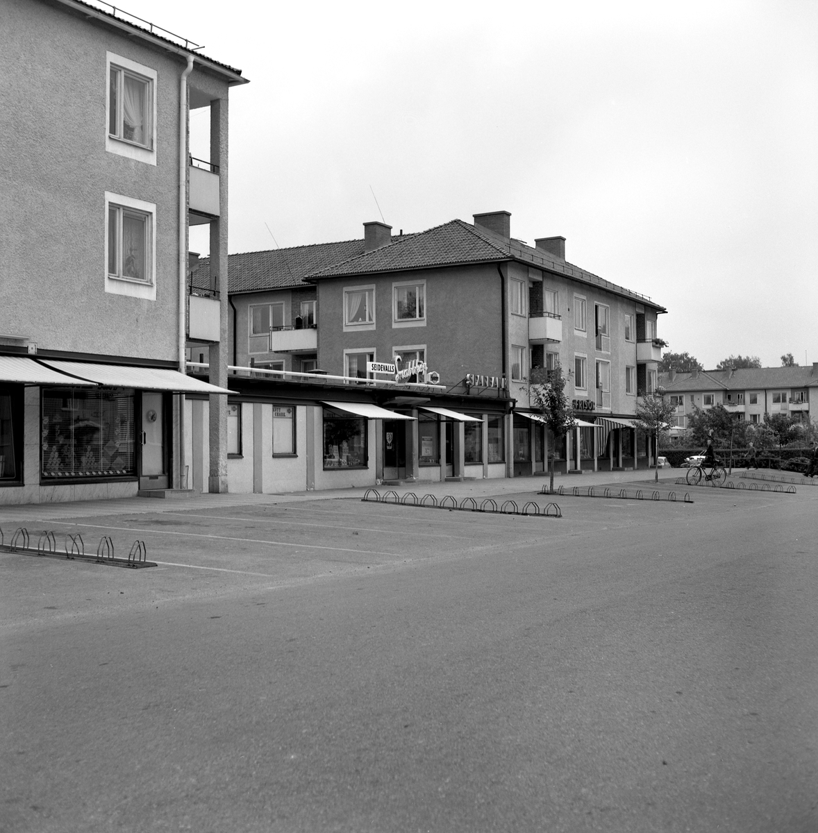 Någonstans i Värmland - från slutet av 1950-talet. Deje, taget från platsen för nuvarande brandstation. NKlJ till höger.