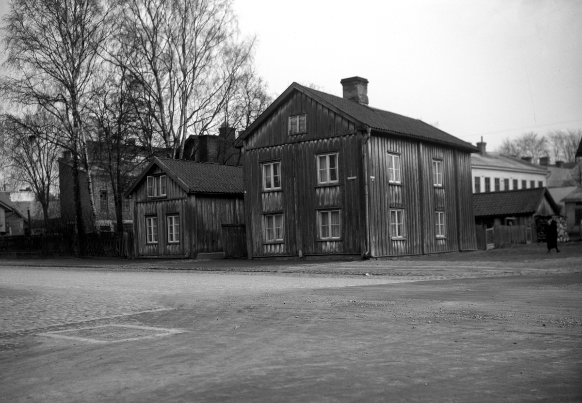 Dunder- och Österbergsgårdarna, från höger räknat, i hörnet Drottninggatan-Fredsgatan. Husen klarade sig undan branden 1865 och fick stå kvar till 1955, dom sista åren som tomglasförråd åt systemet tvärs över gatan.