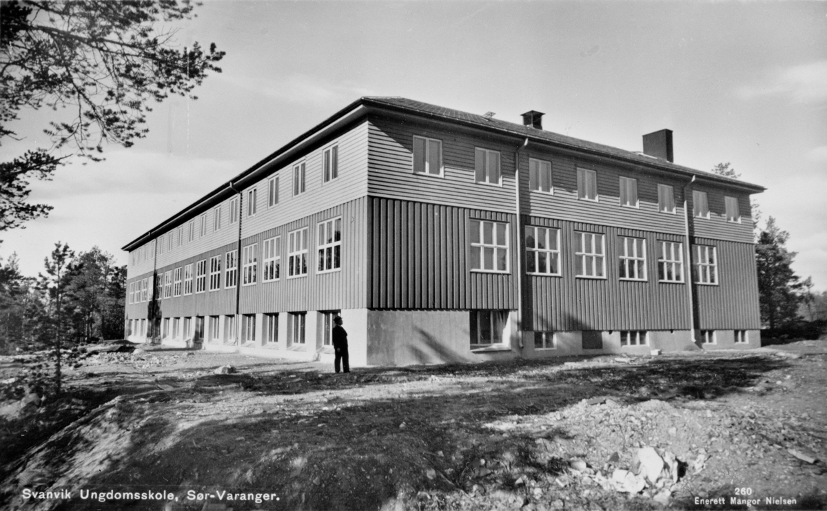 Bildet viser Svanvik Ungdomsskole ( Folkehøyskolen ). Bygging påbegynt i 1935. Tatt i bruk i høsten 1946.