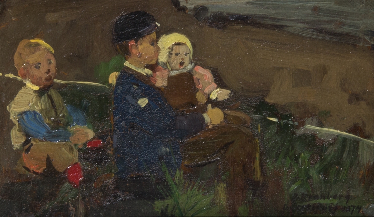 En pojke i svart mössa, blå rock och bruna långbyxor sitter på en äng med ett litet barn i knäet. Bakom honom t.v. sitter en mindre pojke. Skissartat utförande.