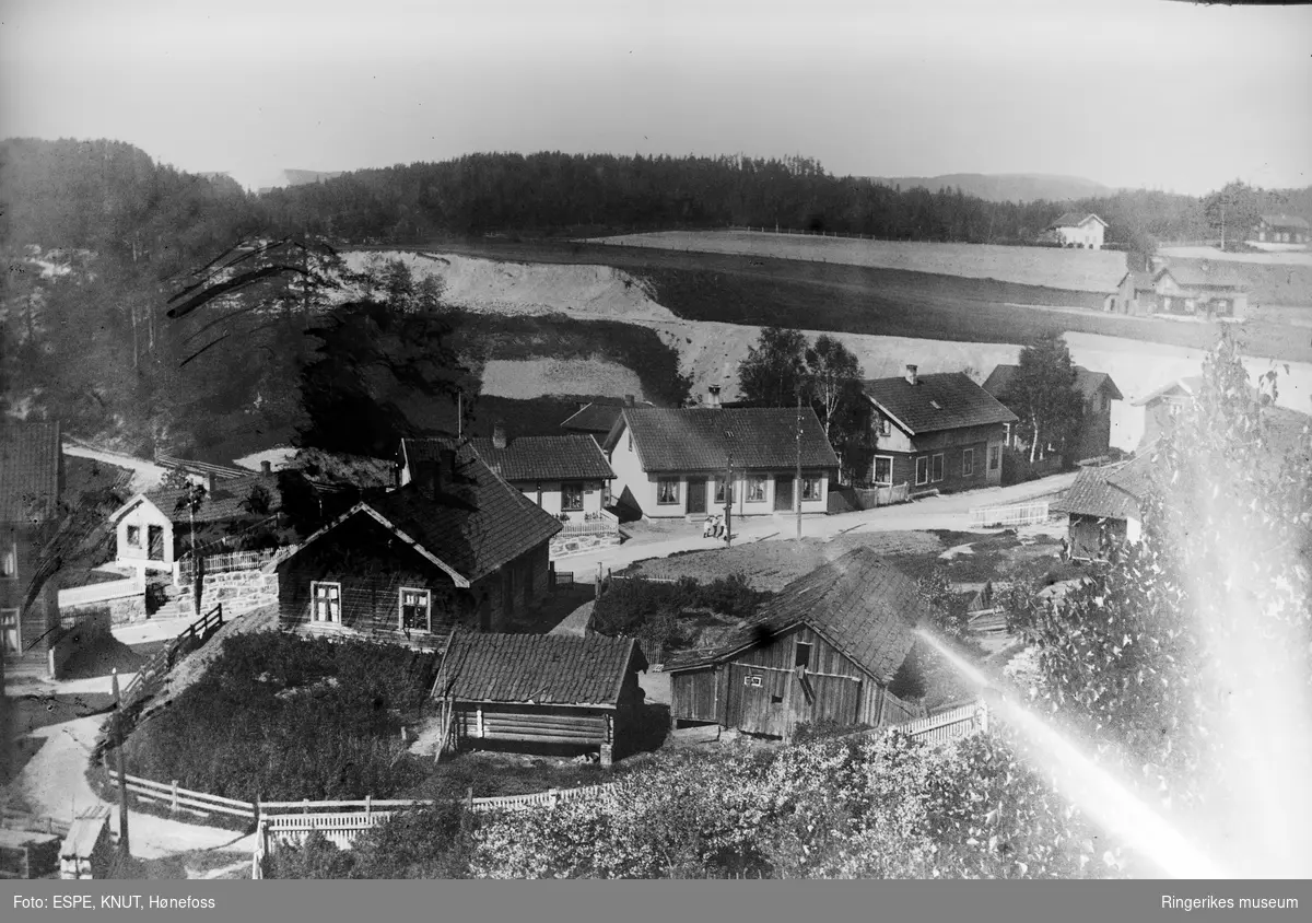 Lagesensgate, Hønefoss, ant. Bergensbanen under bygging i bakgrunnen. Ca. 1908.