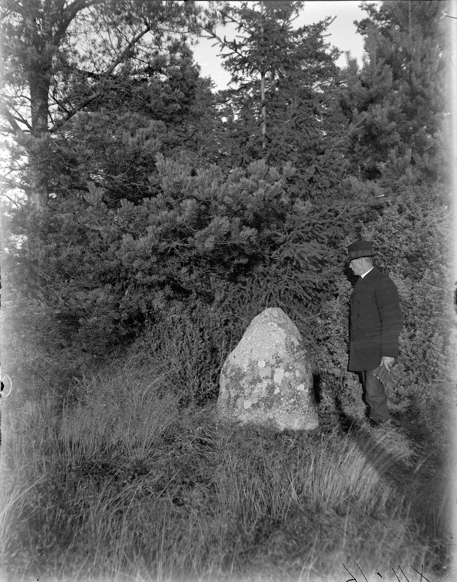 Rest sten i Lundberga, Munktorp.
Mannen på bilden är vägvisaren André.
Fotograf Österberg.