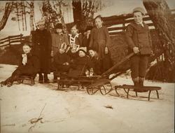 Vintermotiv.
Gruppe barnmed kjelker.  Bjørg Bache f 1903, Ge