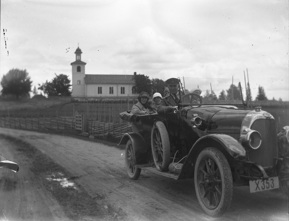 David Brundin på utflykt med Elna och hennes kusin Anna Larsson. Kyrkan i bakgrunden okänd. Bilen X353 Selve 1920 -1921, ägare Brundin.