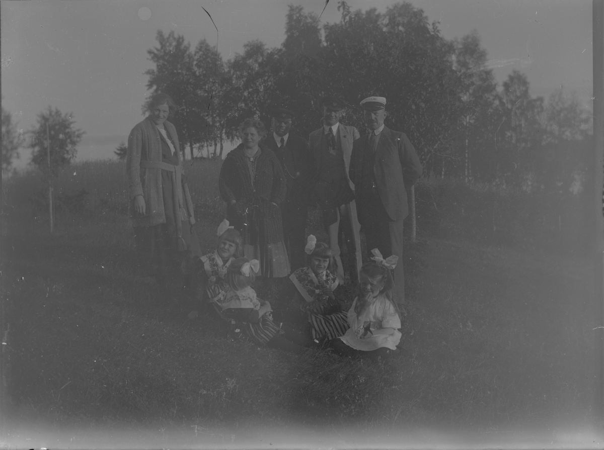 Elna Brundin till vänster med döttrarna Karin, Ingrid och Eva. Längst till höger står en man som kallades "Moffa", till vänster om honom David Brundin. Övriga okända.
