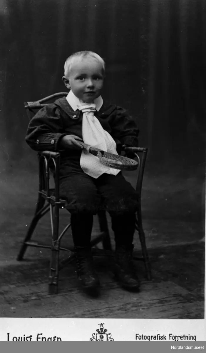 Einar Karlsen. Født på Klubbstein i G. 1. mars 1908, sønn av Louise og Karl Karlsen. Gift med Louise Hamsund - datter av Ragna Karlsen og Edvin Hamsund. Einar og Louise fikk to barn: Randi og Kirsten.
