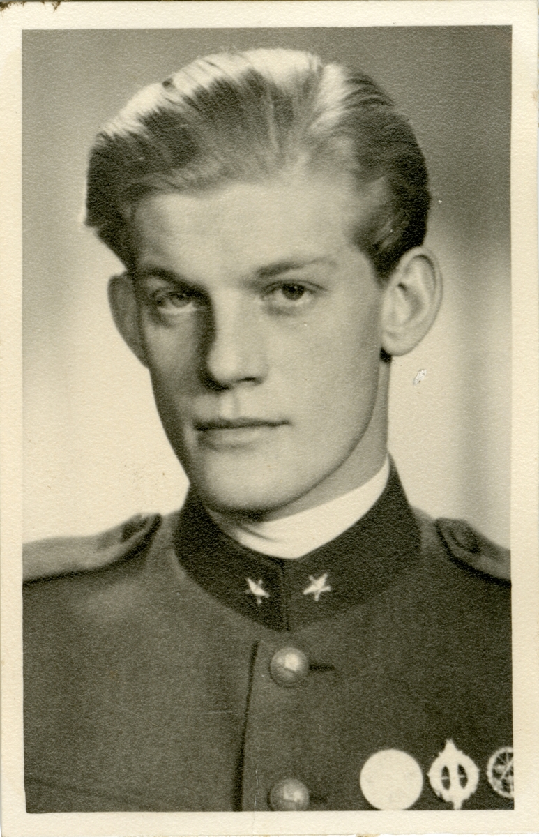 Porträtt av Nils Bertil Harry Palm, fänrik vid Hälsinge regemente I 14.
Se även bild AMA.0008289.
