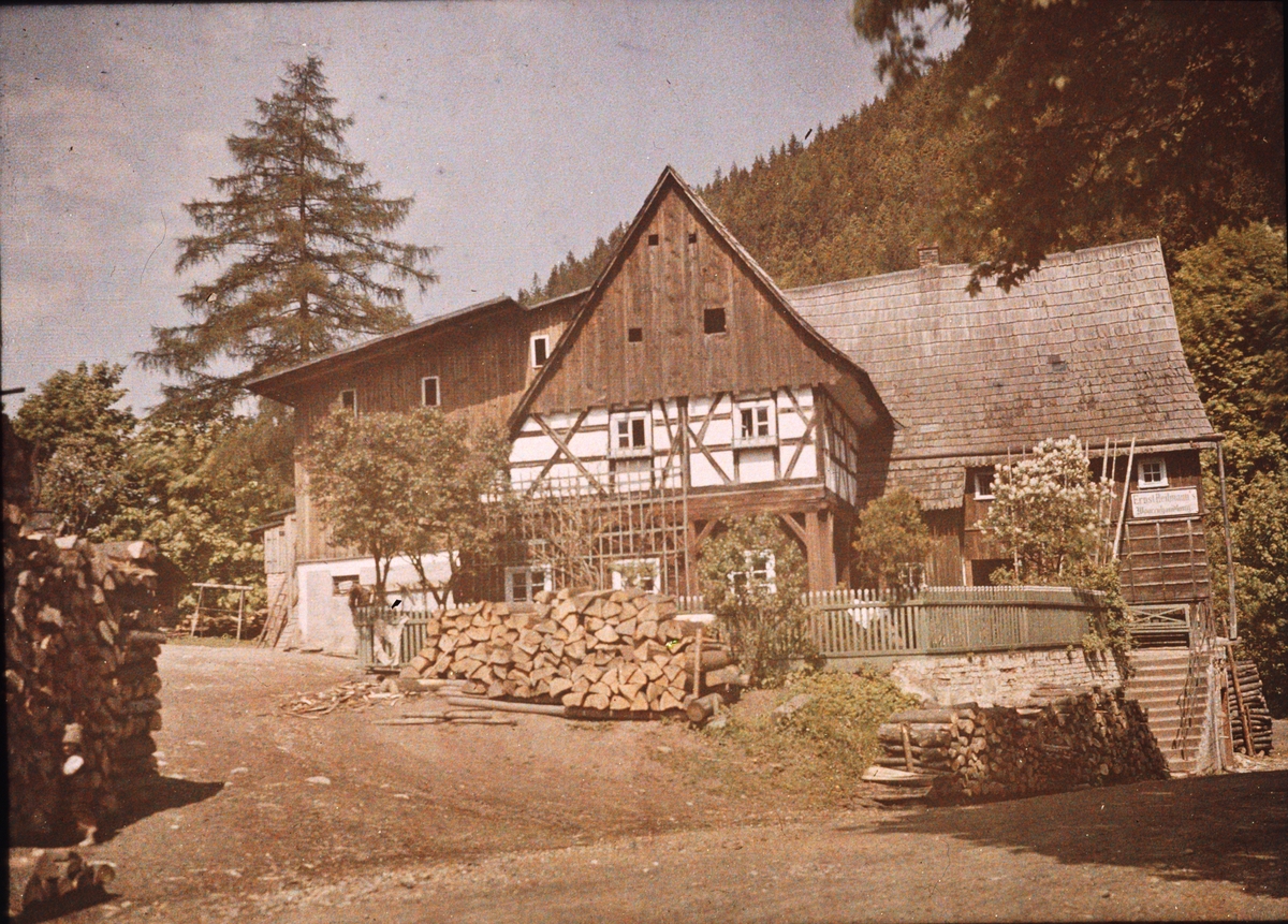 Lumières-autokrom. Bondgård Friedland, Schlesien. Fotograferad den 26 maj 1910 f/12, 5 sek. exponering.
