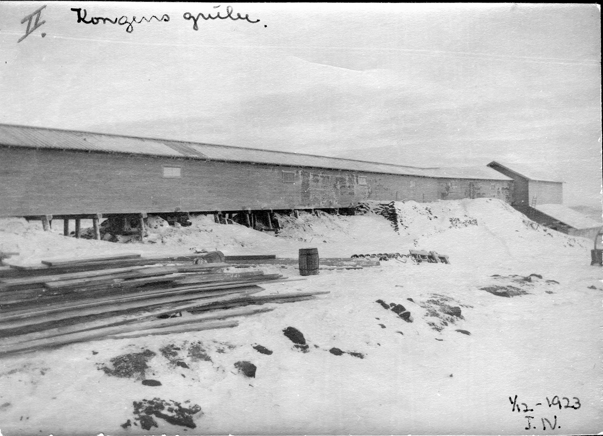 Gruvebebyggelse på Kongens gruve, Røros, 1923. Overbygd lokomotivbane med skeidehus helt til høyre i bildet