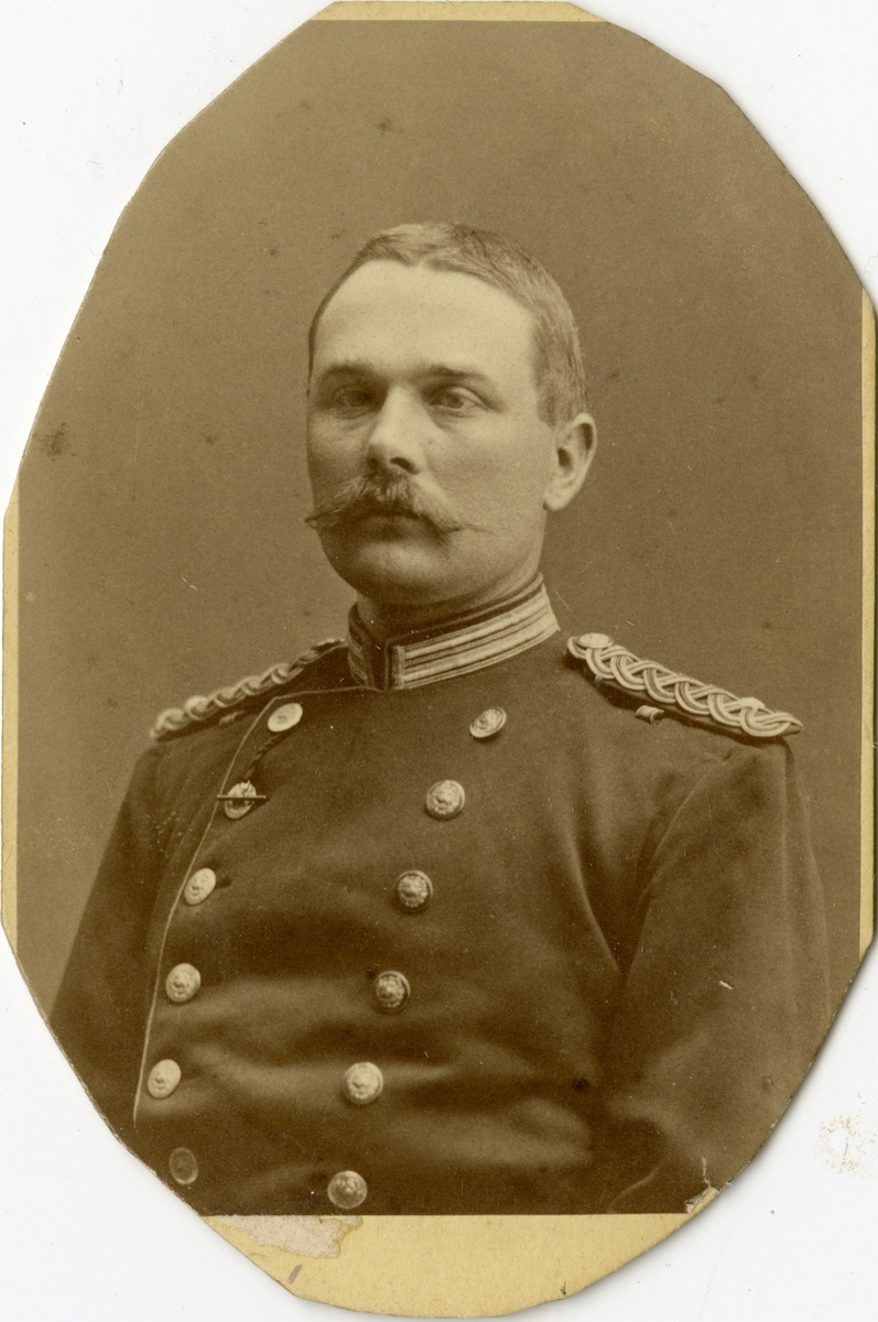 Porträtt av Gustaf Oskar Leonard Svenson, kapten vid Västgöta regemente I 6.
Se även AMA.0009867.